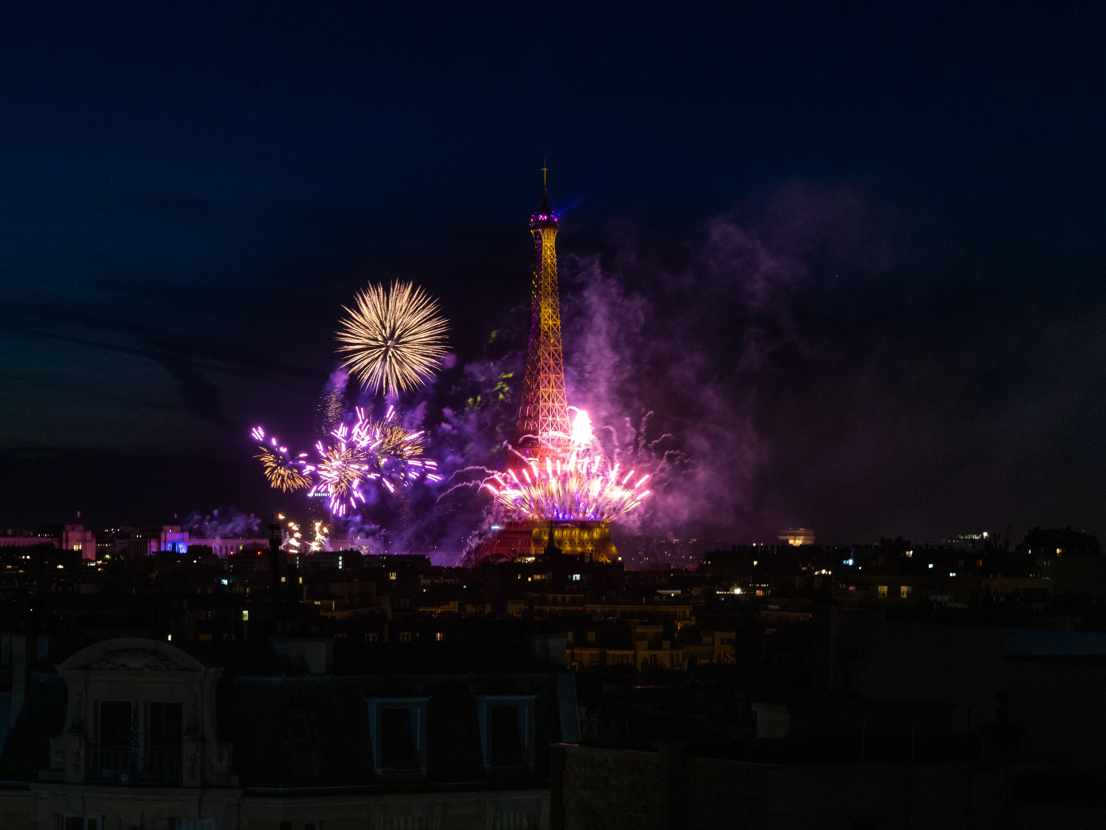 Feu d'artifice du 14 juillet depuis les toits de Paris — Tour Eiffel, In Vivo Photo